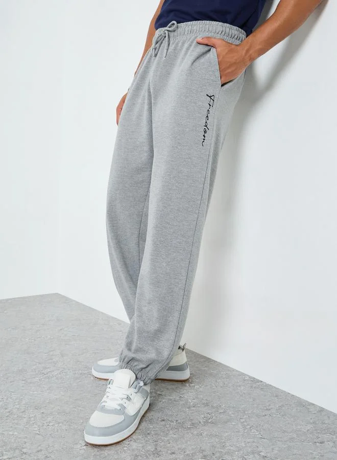 ستايلي جوغر واسع بطبعة نصية